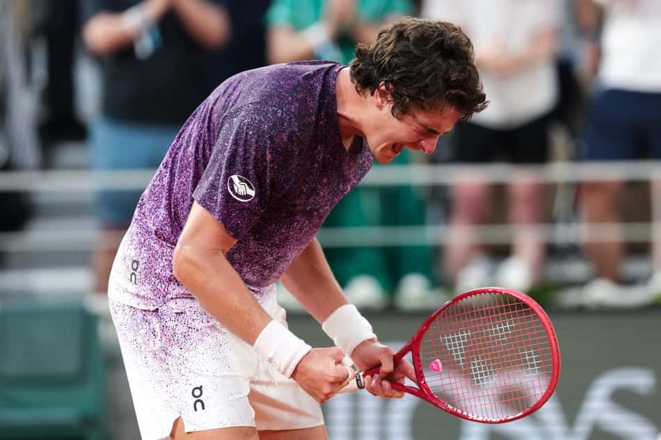 A emoção de João Fonseca com a vitória sobre Djokovic em Roland Garros