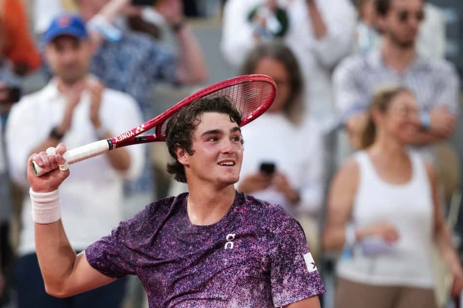 A felicidade de João Fonseca após derrotar o sérvio Novak Djokovic em Roland Garros (Foto: Dimitar DILKOFF / AFP)
