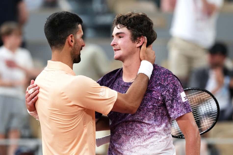 Novak Djokovic parabeniza João Fonseca após a virada em Roland Garros (Foto: Dimitar DILKOFF / AFP)