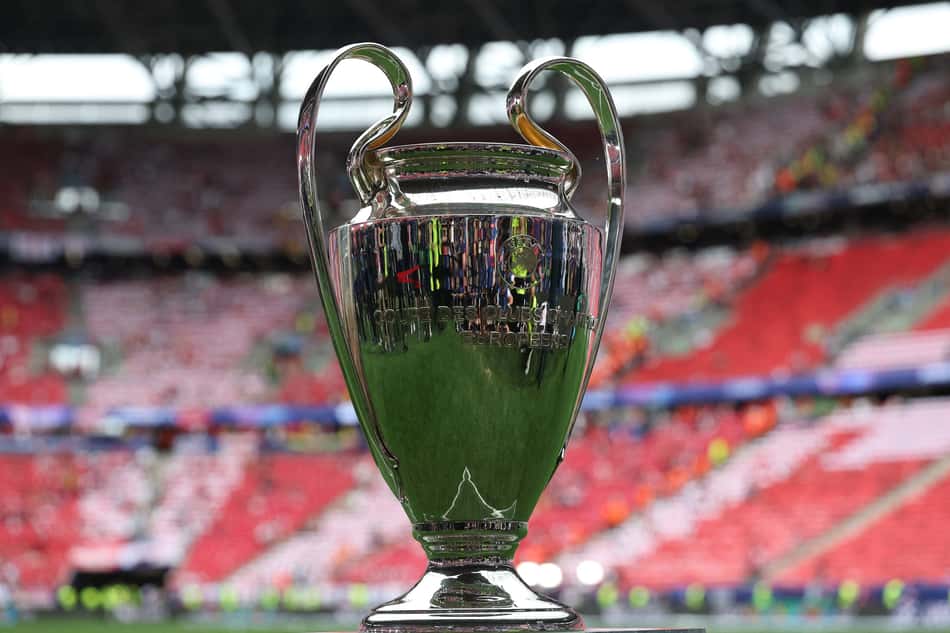 Troféu da Champions League no palco da final entre PSG x Arsenal