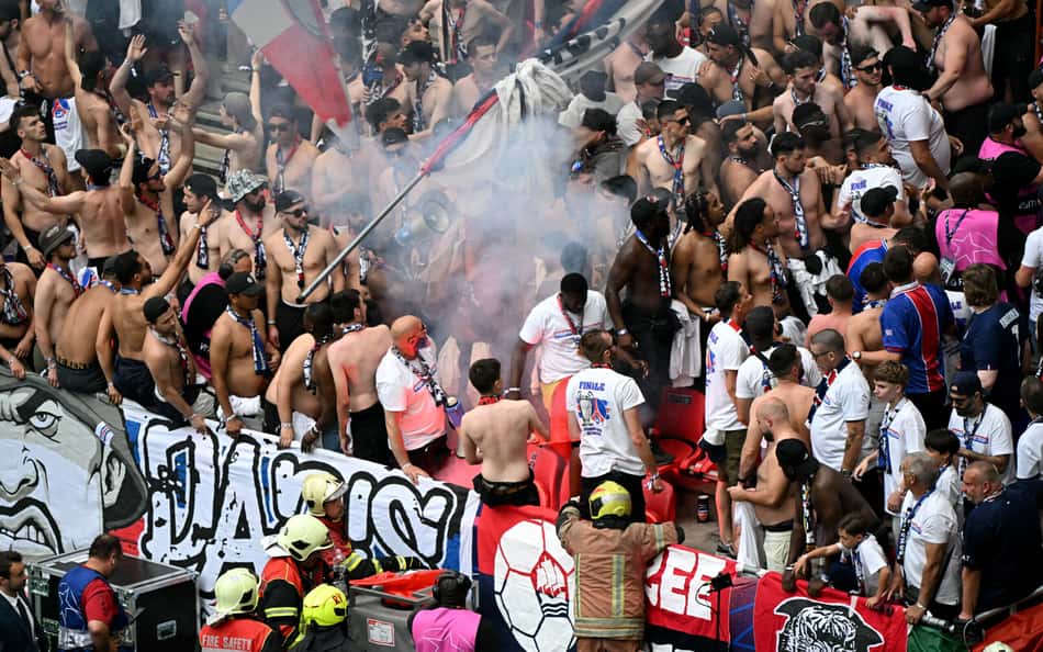 Torcida do PSG na final da Champions League (Foto: Attila KISBENEDEK / AFP)