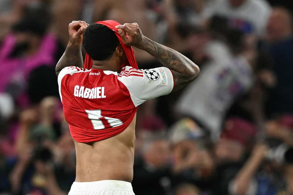 Gabriel Magalhães lamentando pênalti perdido em final contra o PSG.
