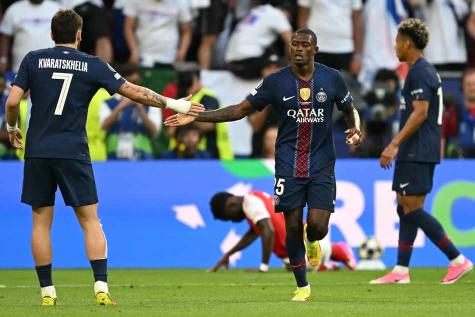 Khvicha Kvaratskhelia e o lateral português Nuno Mendes durante a final da Champions League entre PSG e Arsenal, na Puskás Arena (Foto: Nicolas Tucat / AFP)
