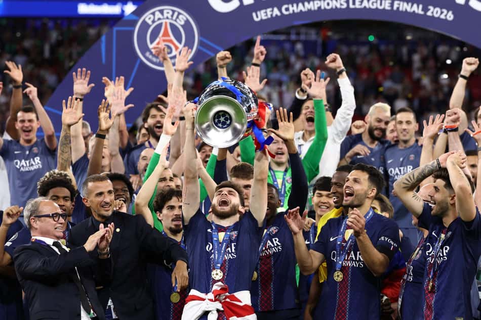Jogadores do PSG celebram conquista da Champions League sobre o Arsenal. (Crédito: FRANCK FIFE / AFP)