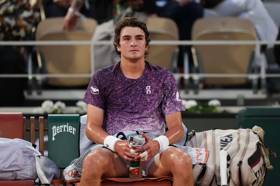 João Fonseca se recompõe em um dos intervalos do jogo contra Casper Ruud em Roland Garros (Foto: DIMITAR DILKOFF / AFP)