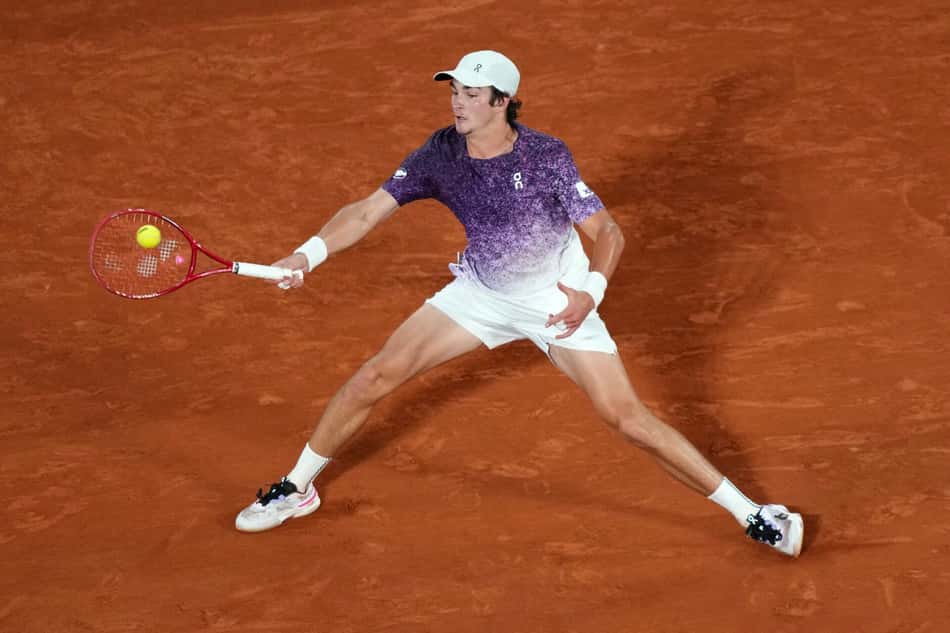 João Fonseca aplica um forehand contra Casper Ruud em Roland Garros (Foto: DIMITAR DILKOFF / AFP)