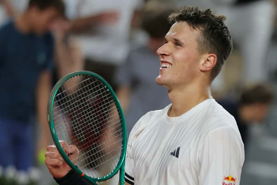 Jakub Mensik celebra a vitória sobre o russo Andrey Rublev em Roland Garros (Foto: Thomas SAMSON / AFP)
