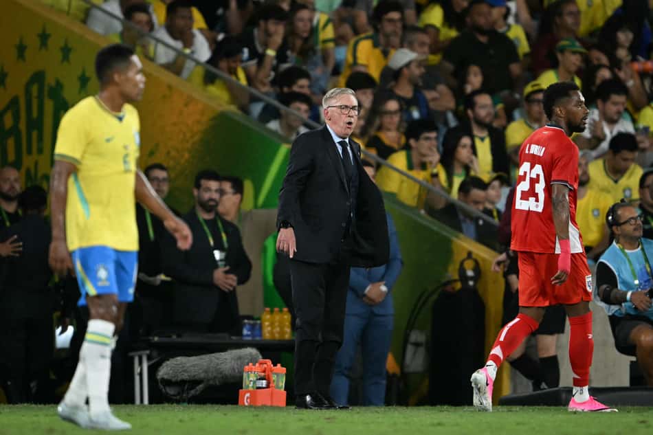 Carlo Ancelotti orientando a Seleção Brasileira (Foto: Mauro Pimental/AFP)