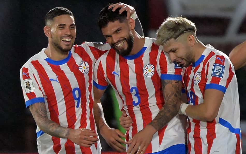 Alderete comemora gol marcado pelo Paraguai sobre o Chile, pelas Eliminatórias da Copa do Mundo
