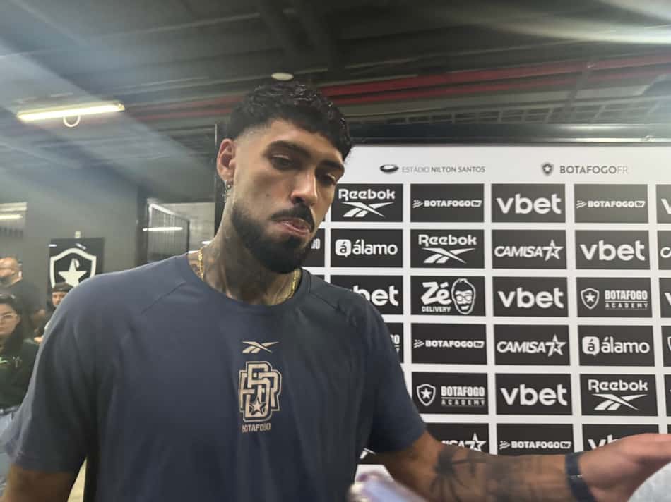 Alexander Barboza durante conversa com a imprensa em sua despedida do Botafogo (Foto: Fernanda Gondim/Lance!)
