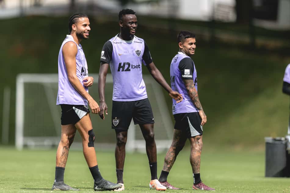 Alexsander, Cissé e Dudu em treinamento na Cidade do Galo (Foto: Pedro Souza / Atlético)