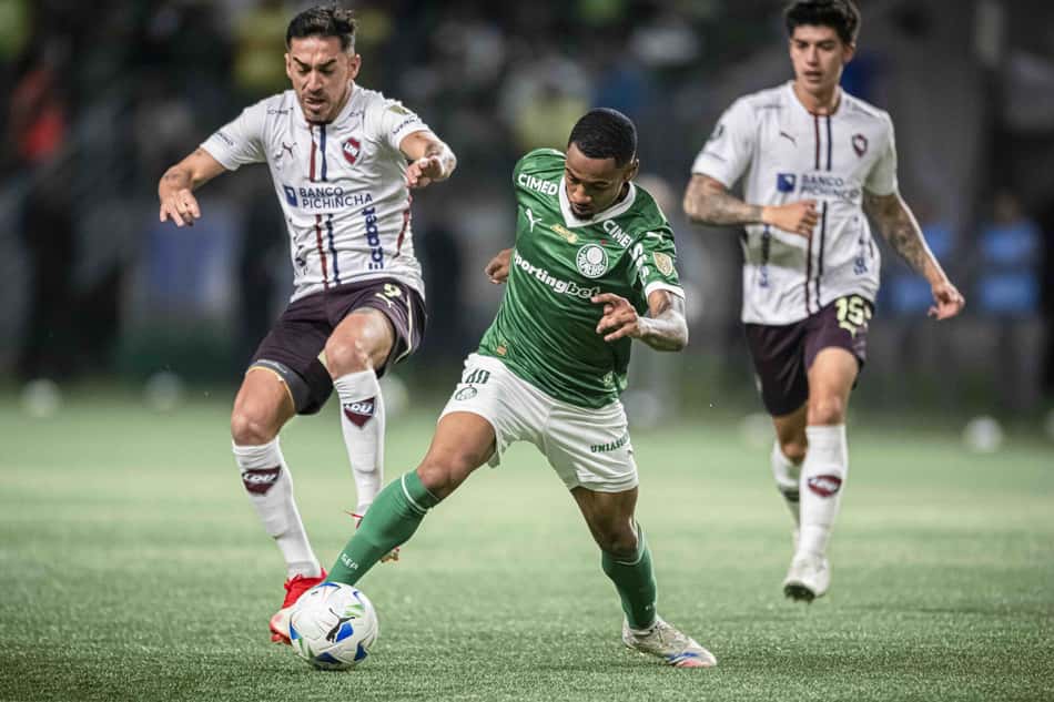 Allan, do Palmeiras, se livra de marcadores da LDU em jogo Libertadores