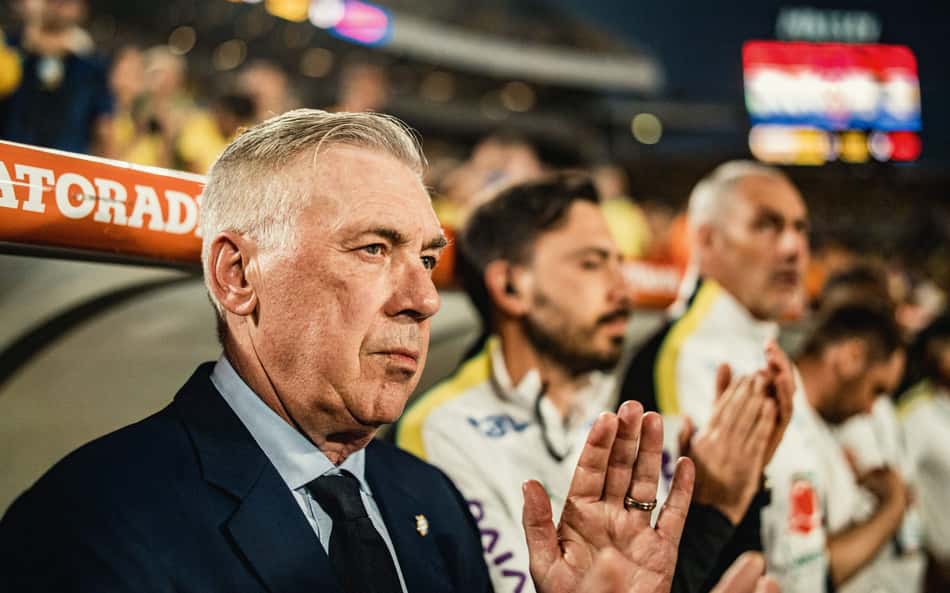Carlo Ancelotti e comissão técnica à beira do campo no amistoso entre Brasil e Croácia