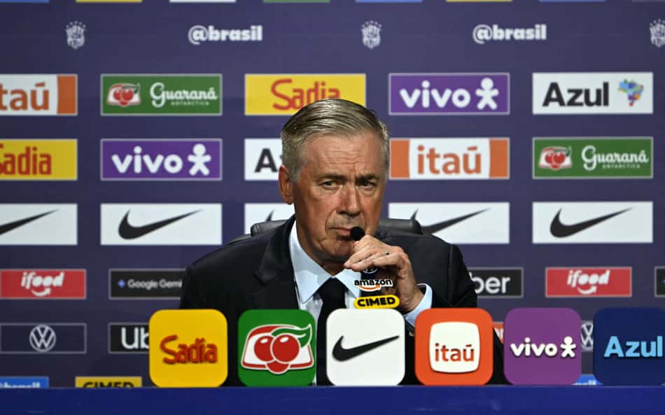 Ancelotti veste terno preto durante a convocação a Seleção para a Copa do Mundo