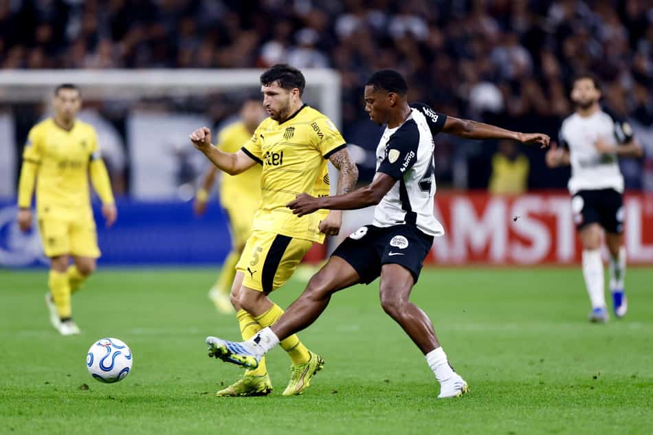 André em ação em jogo entre Corinthians e Peñarol pela Libertadores