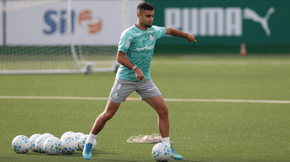 Andreas Pereira treina no Palmeiras