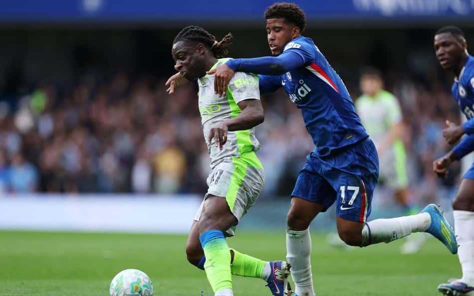 Andrey Santos e Jeremy Doku em ação no duelo entre Chelsea e Manchester City, na Premier League (Foto: Adrian Dennis/AFP)