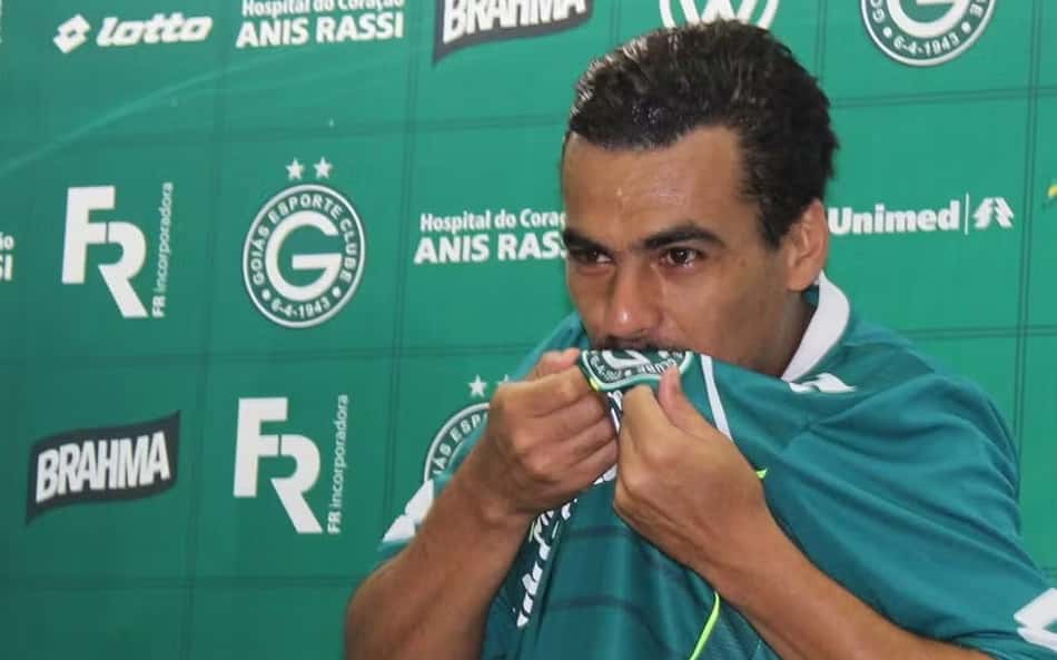 Maior artilheiro da história do Goiás e com passagens marcantes por Cruzeiro e Fluminense, o atacante Araújo surpreendeu o mundo da bola ao retornar aos gramados profissionais em 2025. (Foto: Goiás)