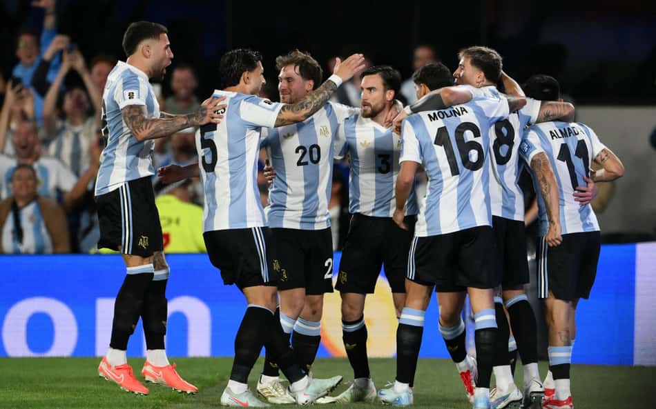 Argentina comemora gol nas Eliminatórias contra o Brasil