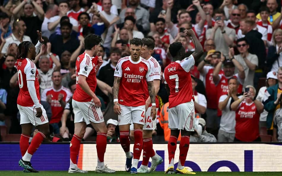 Arsenal comemora título da Premier League com lenda do clube; veja vídeo