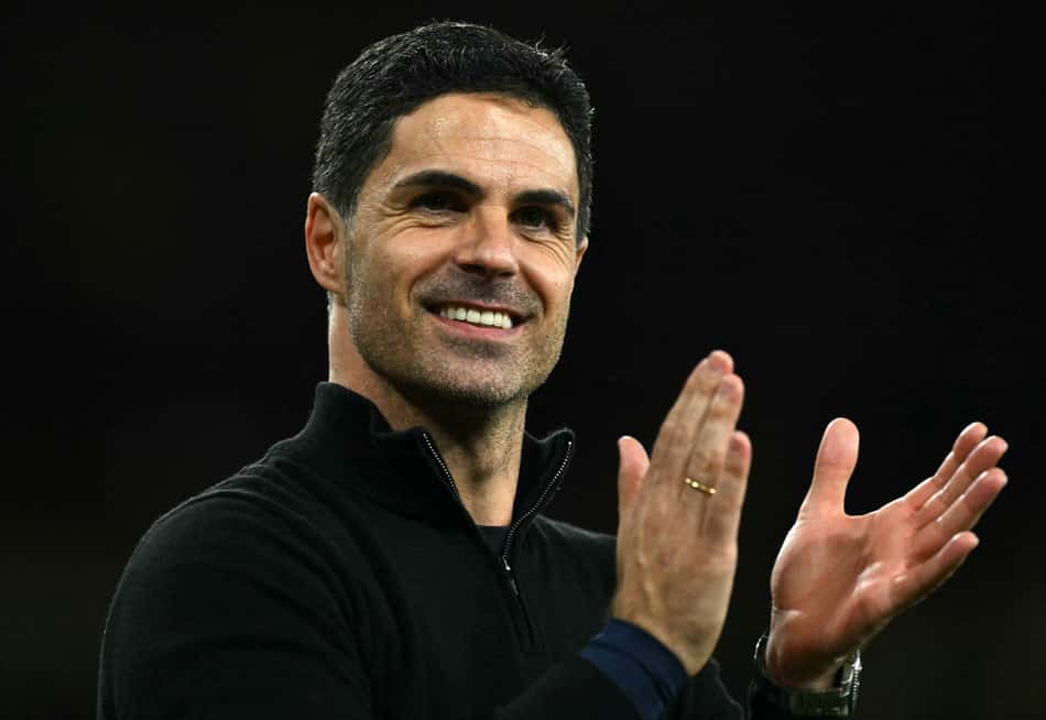 Mikel Arteta, técnico do Arsenal, aplaude jogadores após vitória