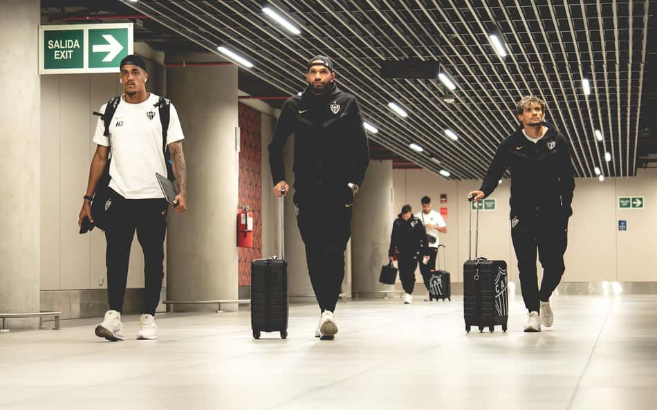 Atlético em viagem para a Sul-Americana (Foto: Pedro Souza / Atlético)