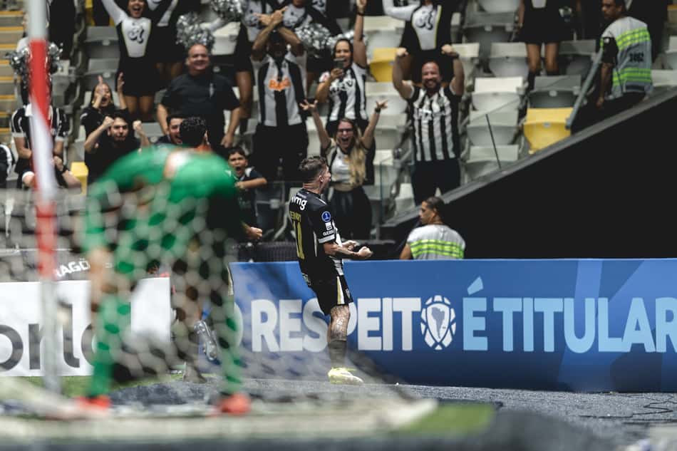 Bernard comemora gol em Atlético x Puerto Cabello  (Foto: Pedro Souza / Atlético)