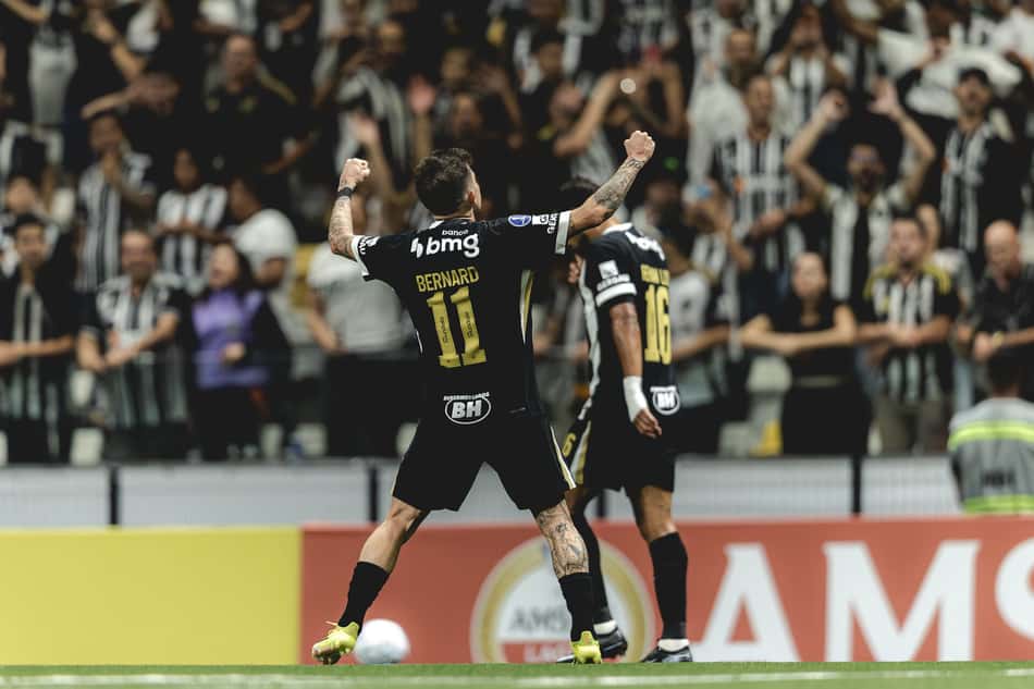 Bernard comemora gol marcado pelo Atlético contra o Puerto Cabello (Foto: Pedro Souza / Atlético)