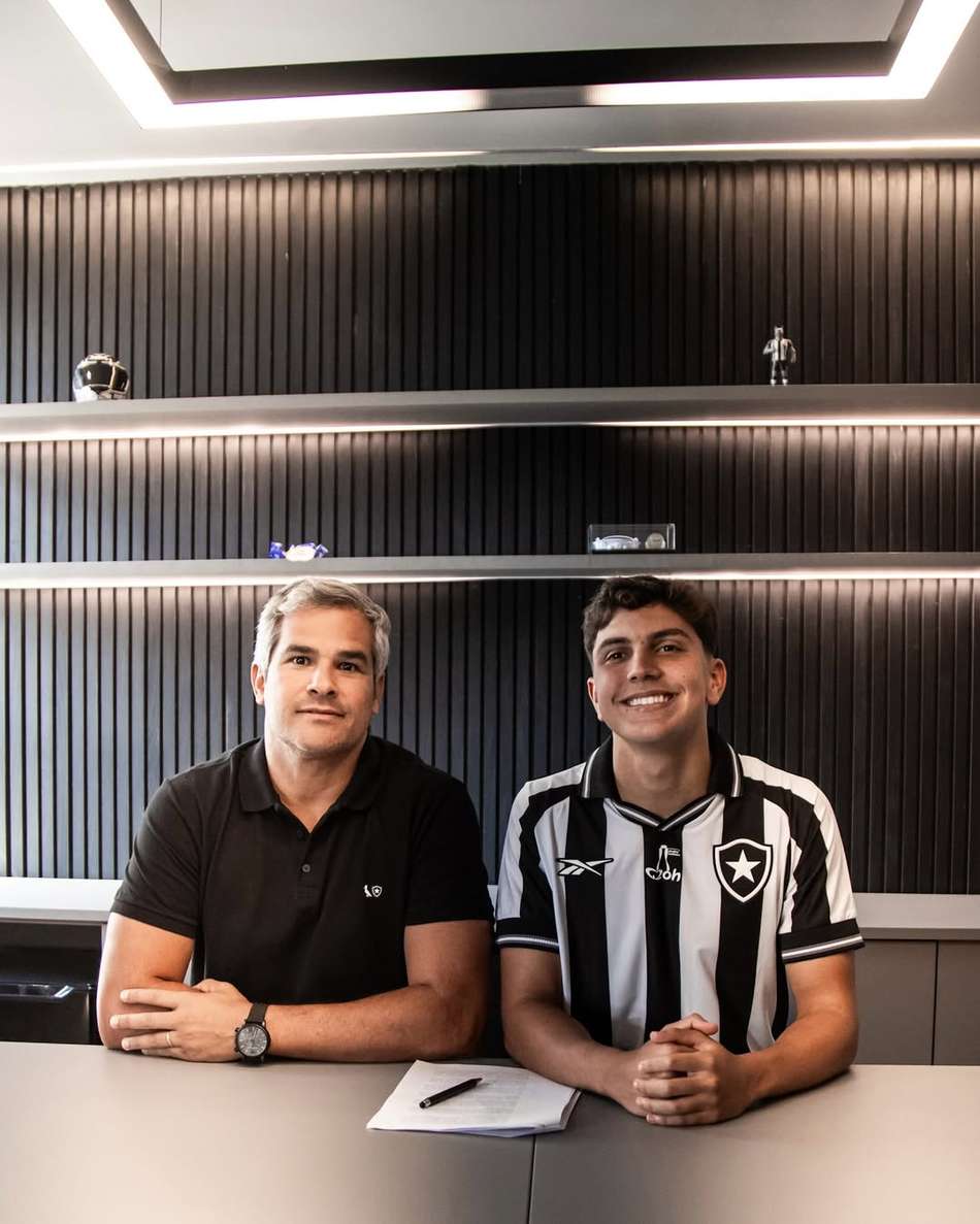 Botafogo e Bernardo Germano firmam primeiro contrato profissional