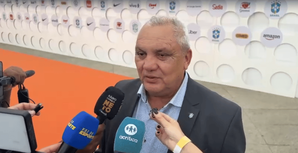 De terno, Branco dá entrevista no tapete vermelho