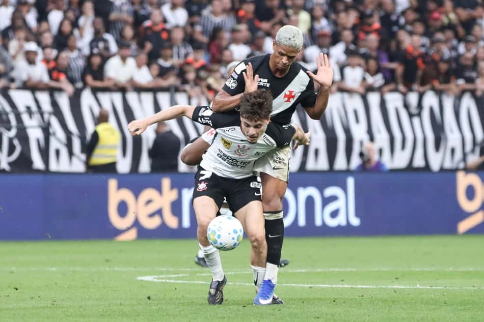 Breno Bidon, do Corinthians, e Cauan Barros, do Vasco, disputam bola