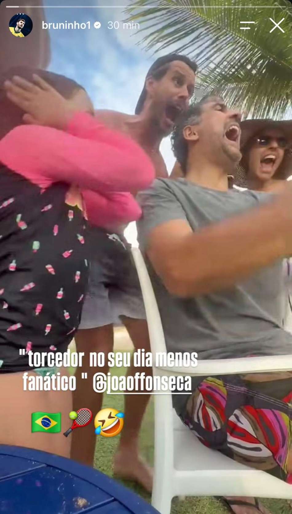 O levantador Bruninho comemora a vitória de João Fonseca em Roland Garros