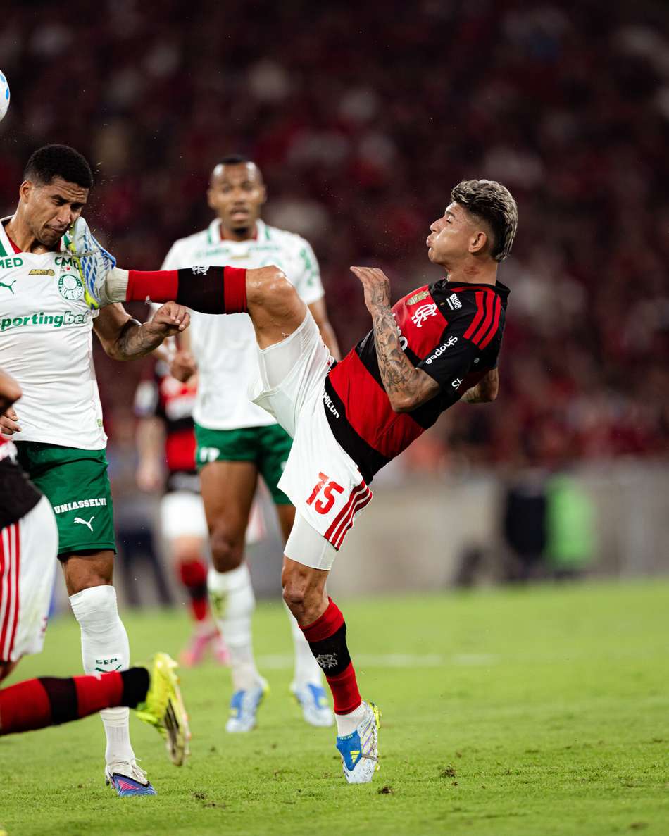 Carrascal em dividida com Murillo