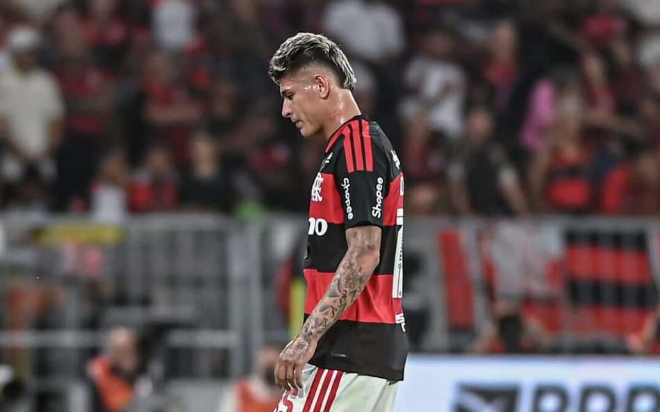 Carrascal saindo de campo no Maracanã