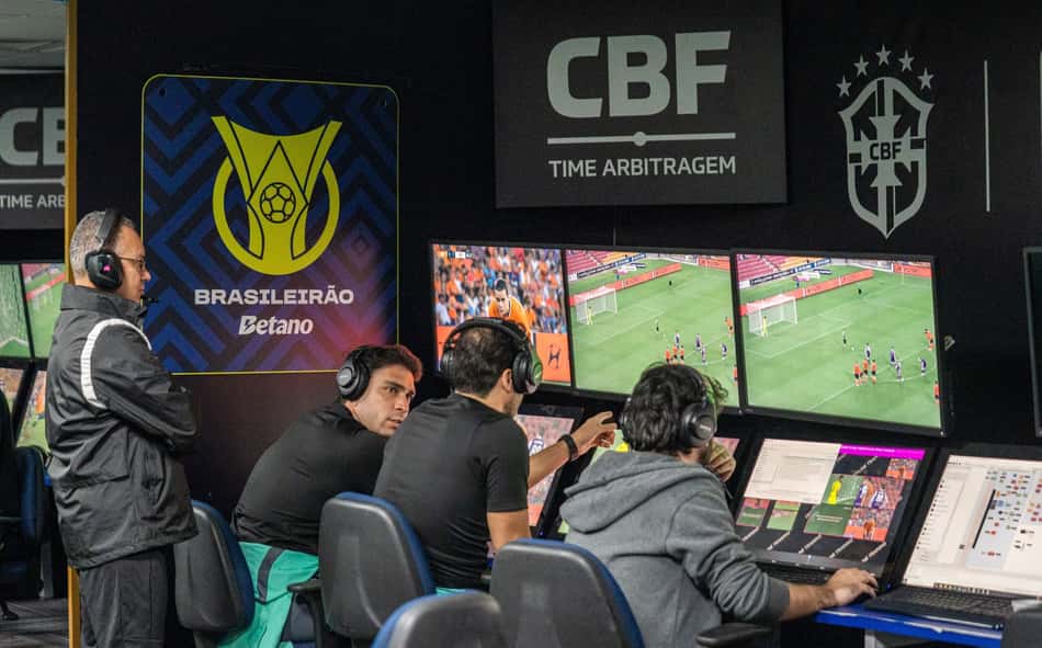 VAR já causou 68 intervenções e mais de 2h de jogo parado no Brasileirão