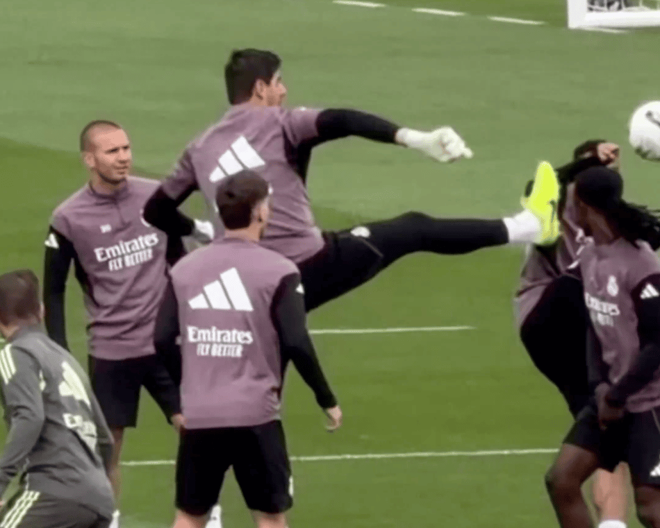 Courtouis brinca com Mbappé em treino do Real Madrid antes do El Clásico que pode decidir o título da La Liga (Foto: Reproducao / X)