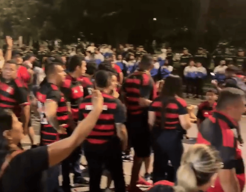 Torcedores do Flamengo no lado de fora do estádio (Foto: Reprodução)