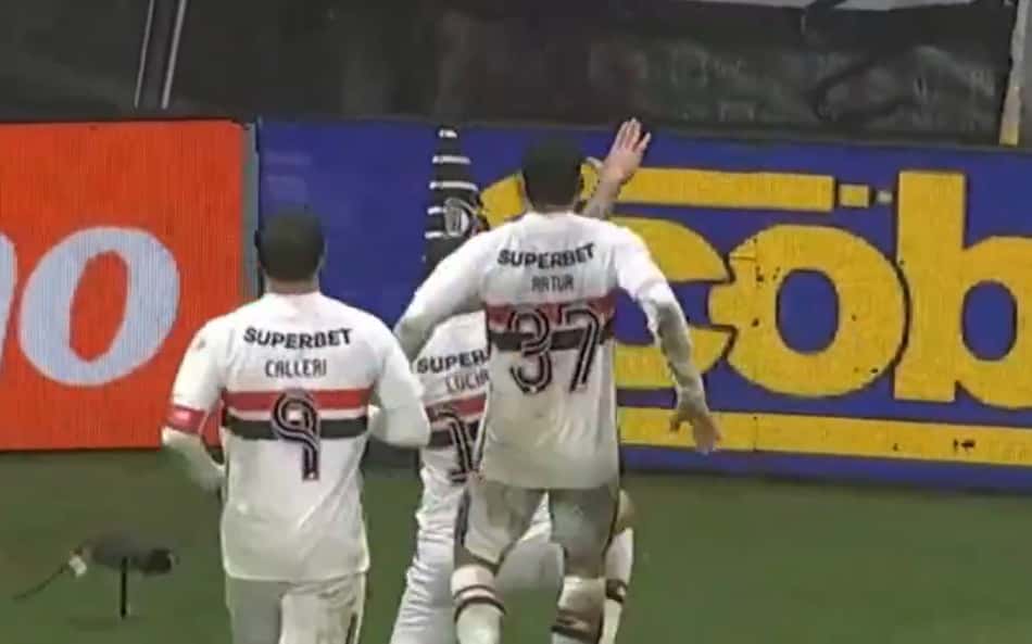 Luciano, 'vape' e possível gesto obsceno causam confusão em Corinthians e São Paulo