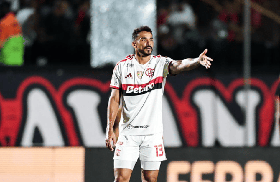 Danilo em campo contra o Vitória (Foto: Gilvan de Souza/Flamengo)