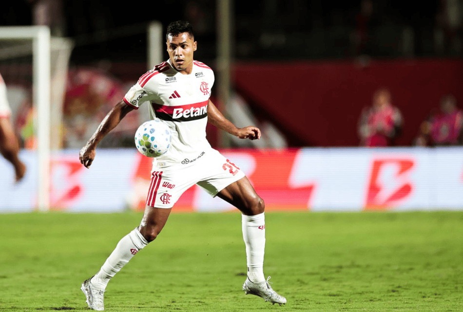 Alex Sandro em campo na última quinta-feira (Foto: Gilvan de Souza/Flamengo)