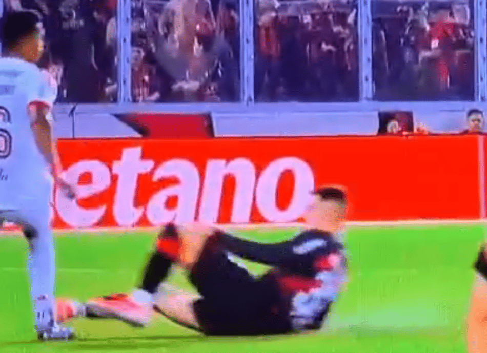 Entratada de Aguirre em Alex Sandro, do Flamengo (Foto: Reprodução)