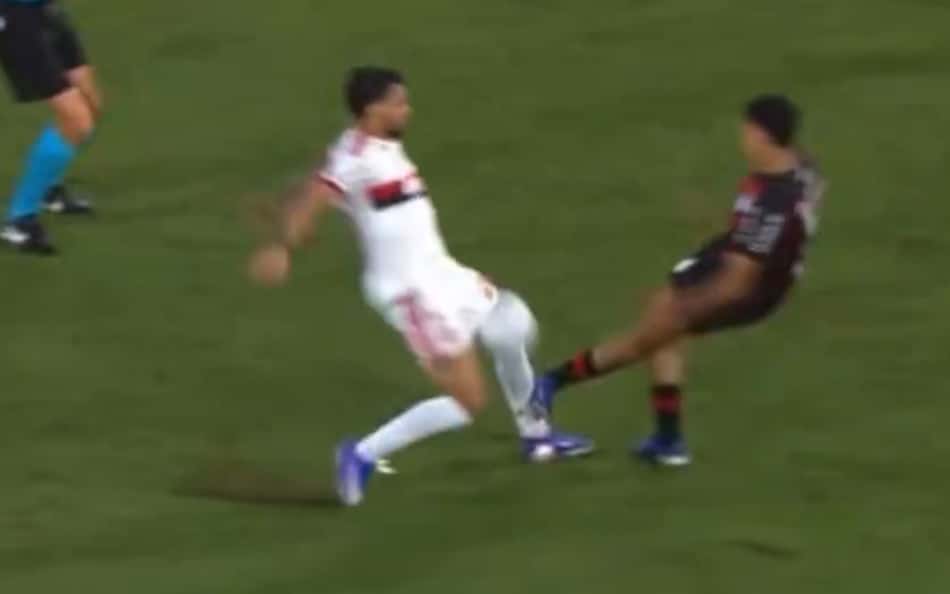 Lance da entrada em Paquetá em Athletico x Flamengo (Foto: Reprodução)