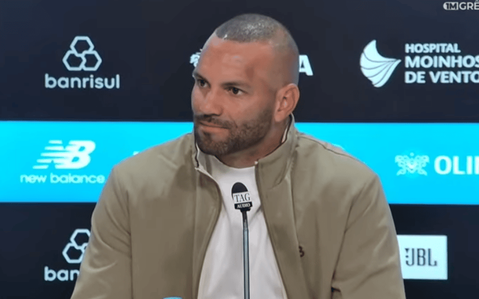 Weverton em entrevista coletiva pelo Grêmio