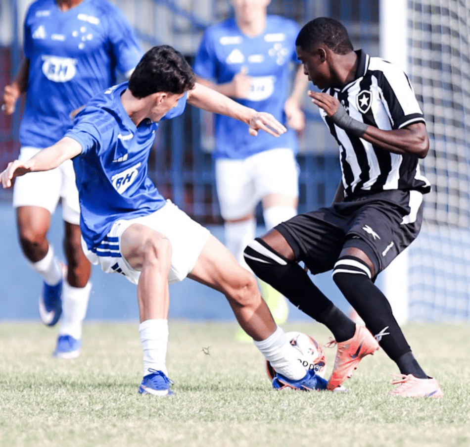 Felipe Januário em ação com a camisa alvinegra do Botafogo contra o Cruzeiro