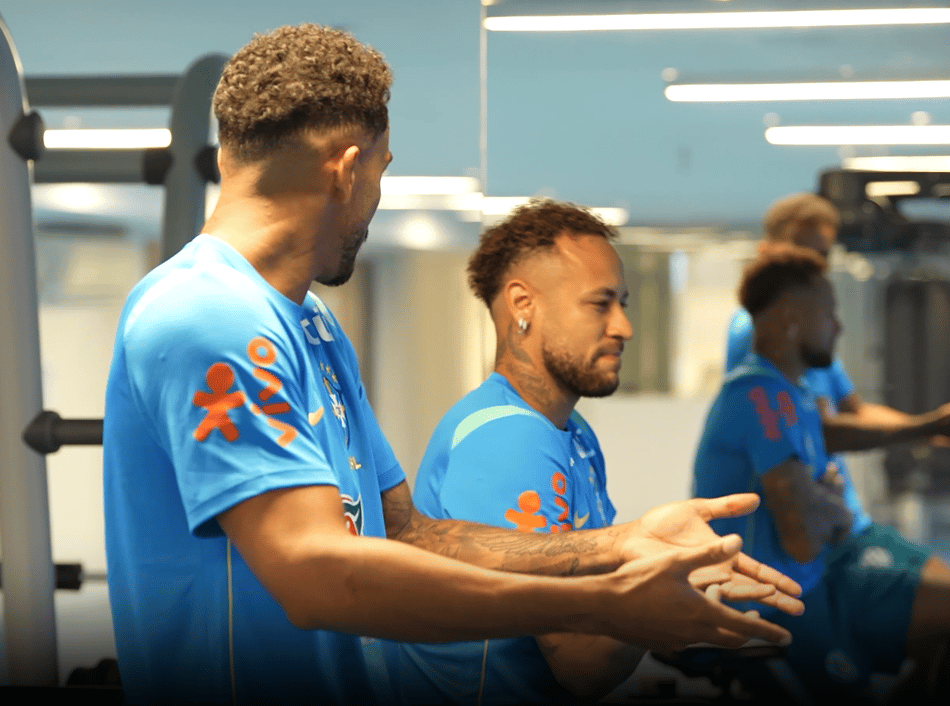 Neymar faz exercícios na academia do CT da Seleção Brasileira (Foto: Reprodução)