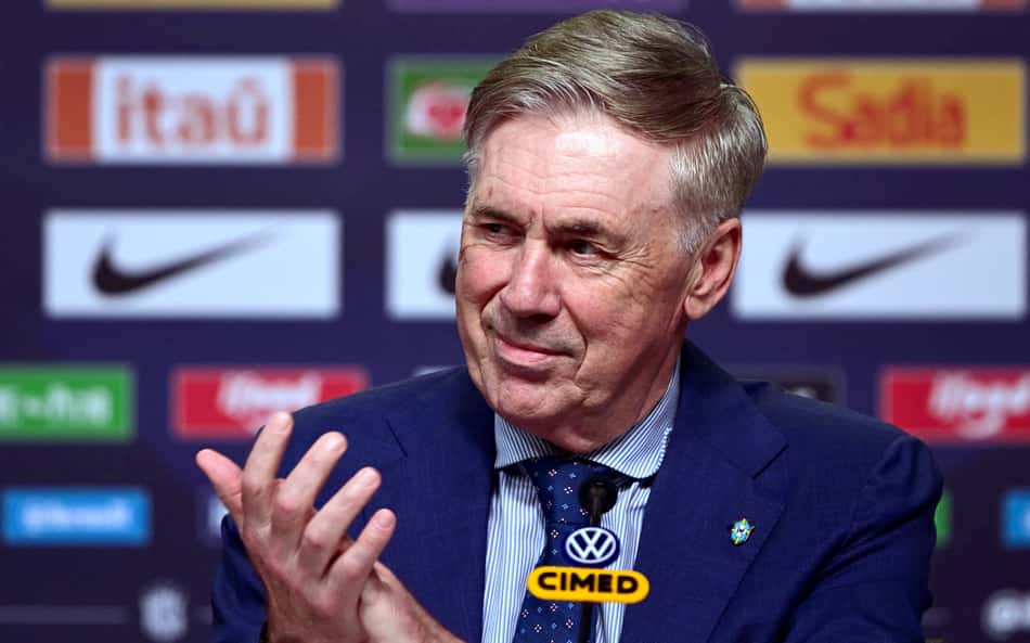 Ancelotti aplaude e sorri durante coletiva de imprensa na Seleção Brasileira (Foto: Pablo Porciuncula/AFP)