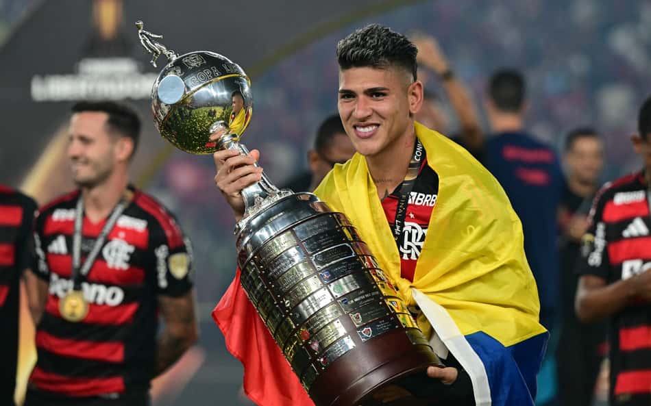 Carrascal ergue taça da Libertadores - Flamengo campeão da edição 2025