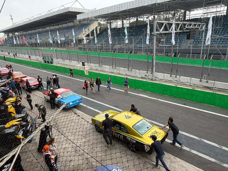Carros da Old Stock se preparando para corrida em Interlagos (Foto: Davi Caldas)