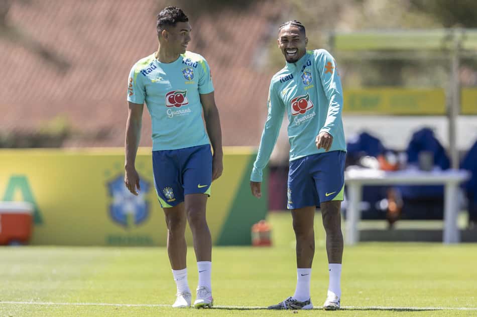 Casemiro e Raphinha durante treino da Seleção