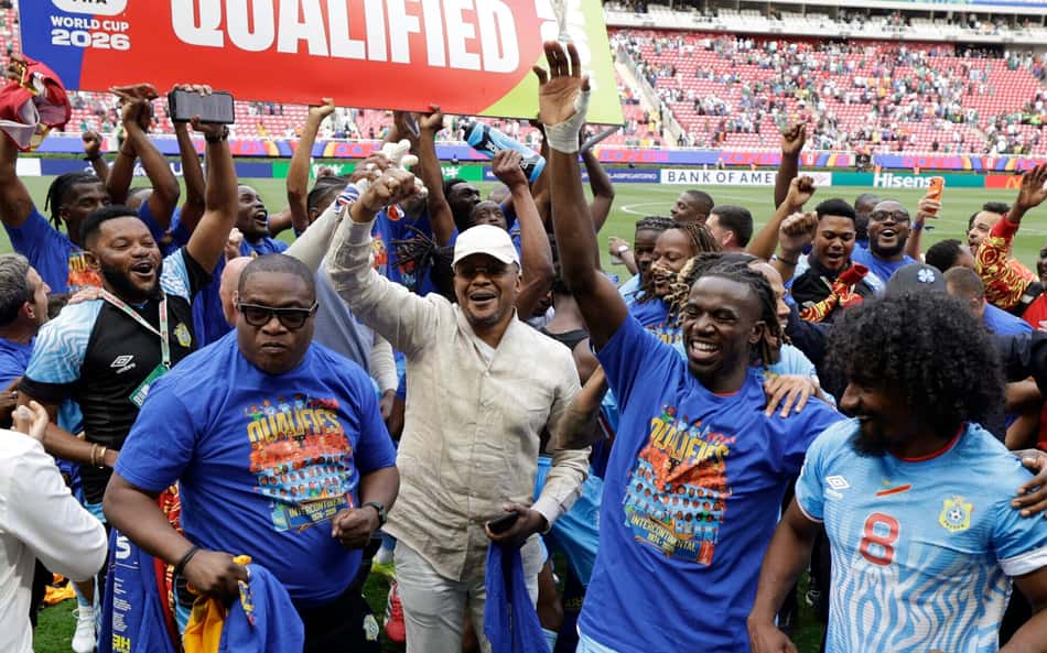 Seleção da RD Congo comemora classificação para a Copa após vencer a Jamaica.